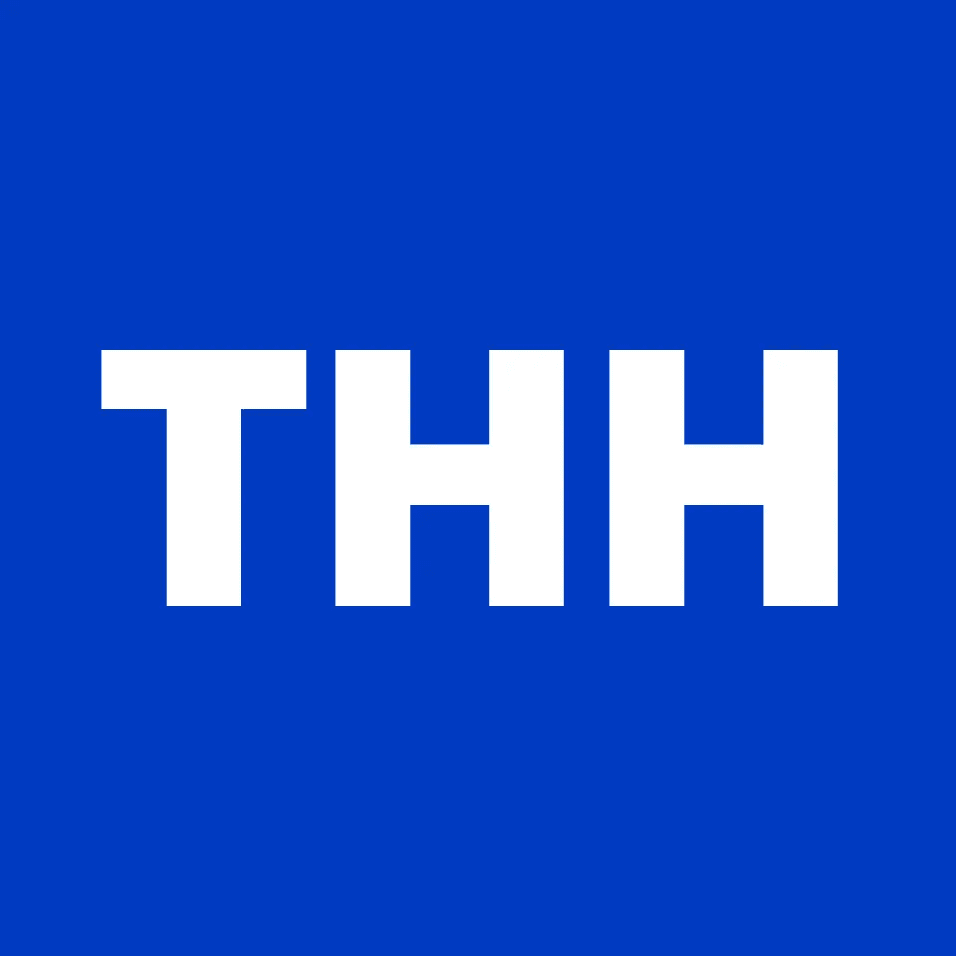 "THH" in weißter Schrift auf blauem Hintergrund